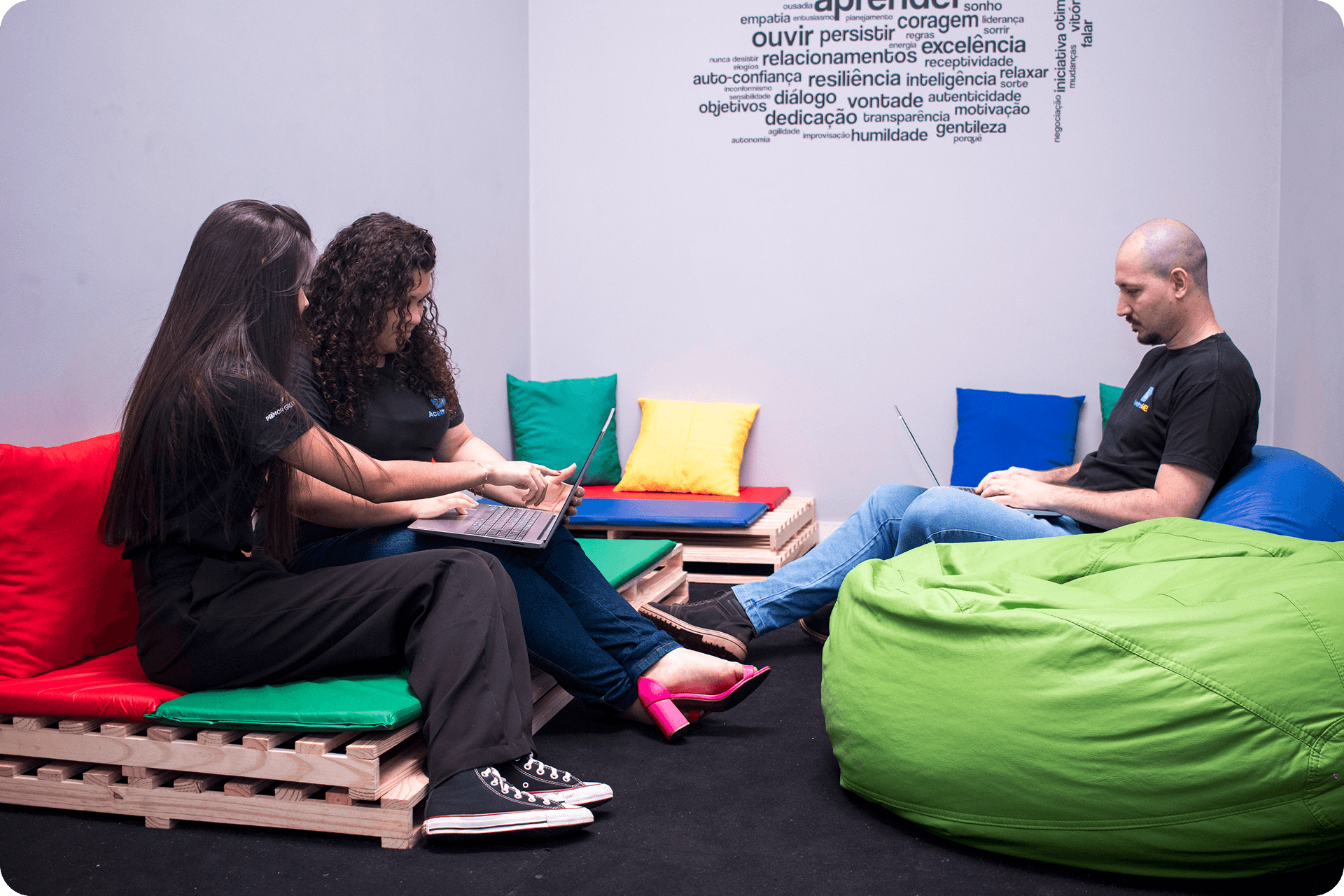 Imagem de um homem e duas mulheres utilizando o uniforma da Acelera MEI e sorrindo