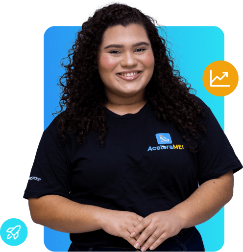 Imagem de uma mulher usando uma camisa da Acelera MEI e sorrindo